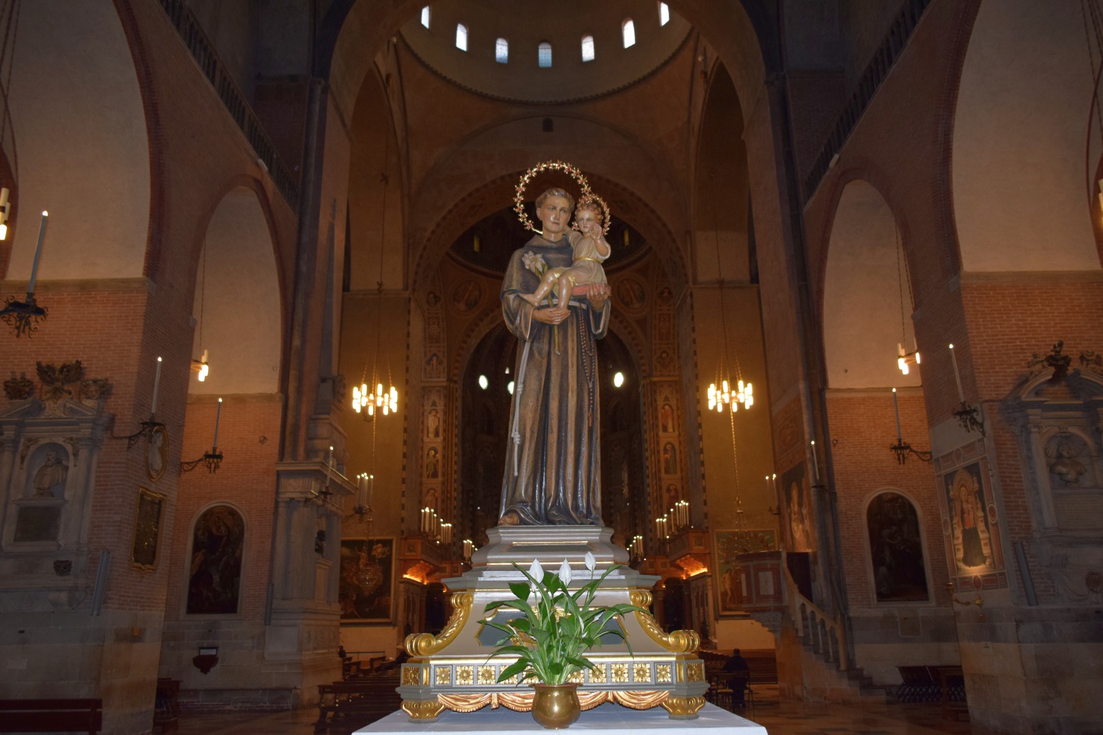 Accolti tra le braccia del Santo Basilica di sant'Antonio di Padova Accolti tra le braccia del Santo Basilica di sant'Antonio di Padova