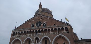 Lutto e cordoglio per la morte del papa emerito Benedetto XVI