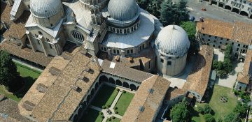 “Metti una sera d’estate nei chiostri”, percorsi di visita esperienziale con aperitivo medievale per “assaporare” gli spazi fisici e simbolici del Santo
