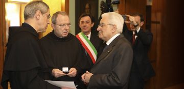 Il presidente Mattarella ha consegnato ai frati del Santo la Medaglia d’oro al merito civile alla memoria di padre Cortese