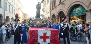 Festa di sant'Antonio 2017: l'abbraccio dei devoti al nostro amico Antonio
