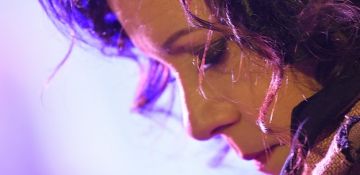 L’emozionante canto di Antonella Ruggiero 