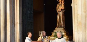 Le immagini del rito di benedizione con la reliquia di sant'Antonio di Padova, dell’Italia e del mondo nei martedì del tempo di pandemia