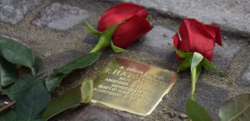 Ein Stolperstein des Künstlers Gunter Demnig erinnert vor der Antonius-Basilika an Pater Placido Cortese, der in den Jahren des 2. Weltkrieges Direktor des Messaggero di sant’Antonio war