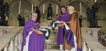 2 novembre 2016. Le preghiere dei devoti portate alla tomba del Santo